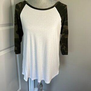 Women's Theo & Spence White w Camo Sleeves Baseball Shirt Size M EUC